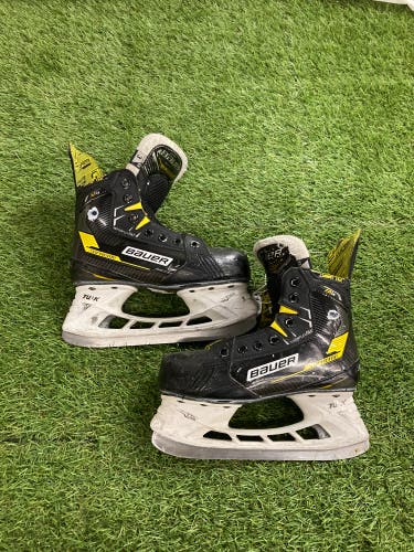 Junior Bauer Supreme M4 Hockey Skates Extra Wide Width Size 3 (Used)