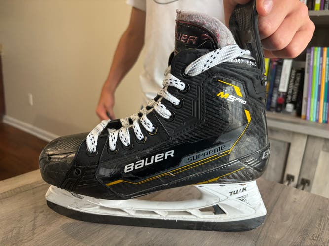 2024 Bauer Supreme M5 Pro Hockey Skates Regular Width Size 5 (Used)