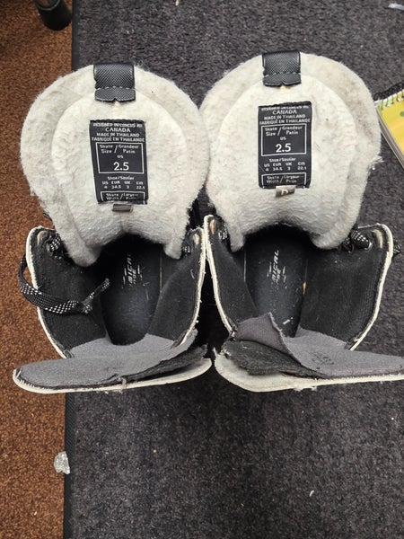 Reebok White k Hockey Skates Size 2.5 (Used)
