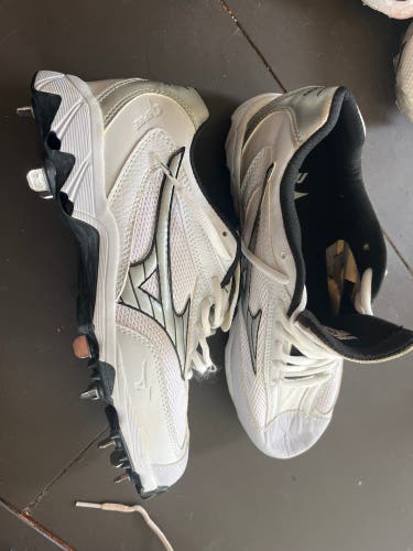 White Men's Size M 9.5 (W 10.5) Adult Mizuno Low Top (Used)