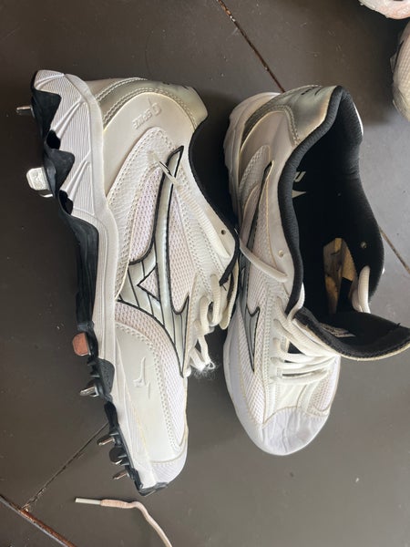 White Men's Size M 9.5 (W 10.5) Adult Mizuno Low Top (Used)
