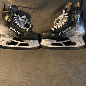 Bauer Vapor Hyperlite 2 Hockey Skates Regular Width   Size 4.5 (Used)