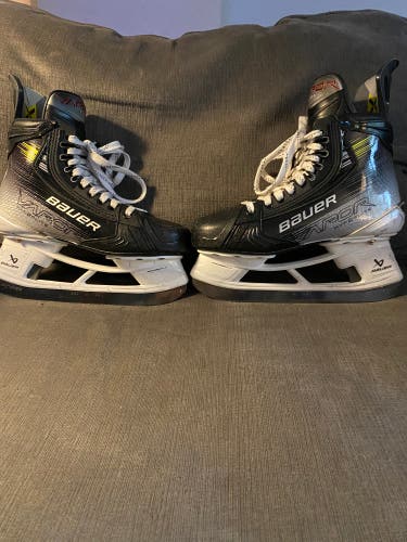 Bauer Vapor Hyperlite 2 Hockey Skates Regular Width   Size 4.5 (Used)