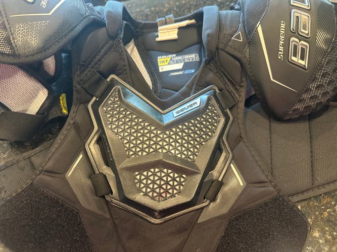 Large Intermediate Bauer Supreme 3S Pro Shoulder Pads (Used)