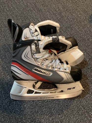 Bauer Vapor X Hockey Skates Regular Width Size 2 (Used)