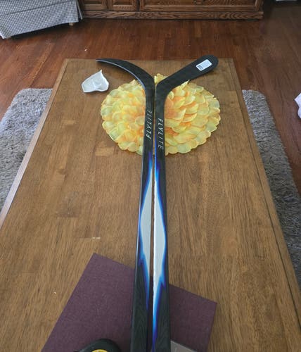 (2 Pack) Senior Bauer Vapor FlyLite Right Handed Hockey Stick P92 77 Flex (New)