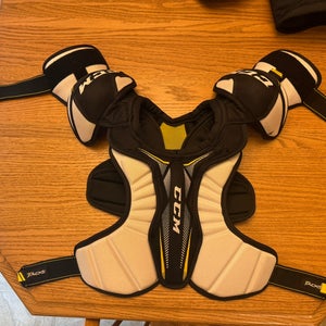 Small Junior CCM Tacks 9060 Shoulder Pads (Used)