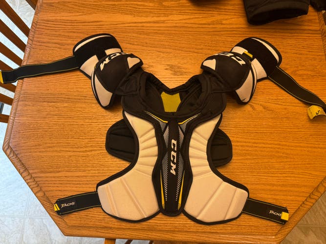 Small Junior CCM Tacks 9060 Shoulder Pads (Used)