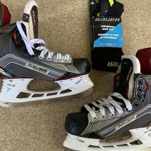 New  INT Bauer Vapor X Shift Hockey Skates Regular Width Size 4.5D
