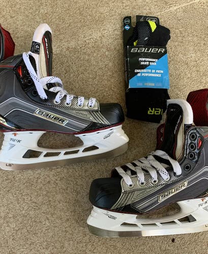 New  INT Bauer Vapor X Shift Hockey Skates Regular Width Size 4.5D