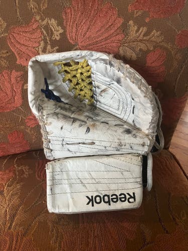 Reebok Regular goalie glove (Used)