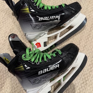 2025 Bauer Vapor Hyperlite 2 Hockey Skates Size 5 (Used)