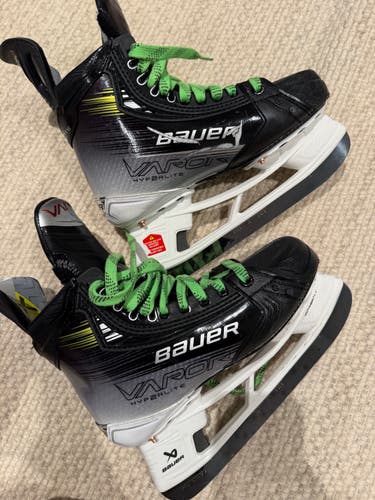 2025 Bauer Vapor Hyperlite 2 Hockey Skates Size 5 (Used)