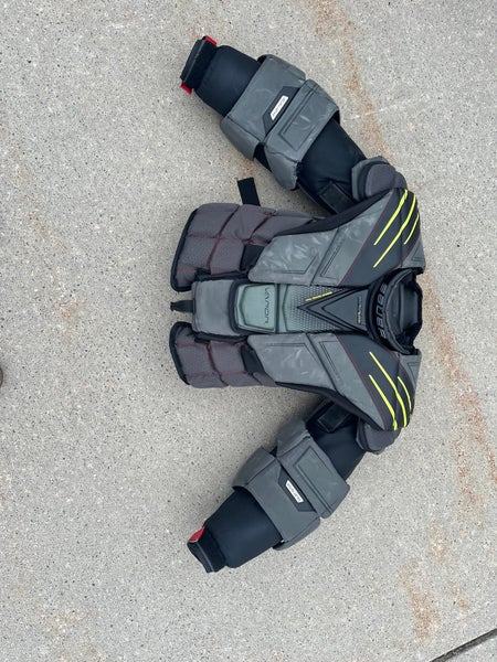 Medium 2022 Bauer Hyperlite Goalie Chest Protector (Used)