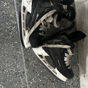 2024 Bauer Supreme Mach Hockey Skates Size 5 (Used)
