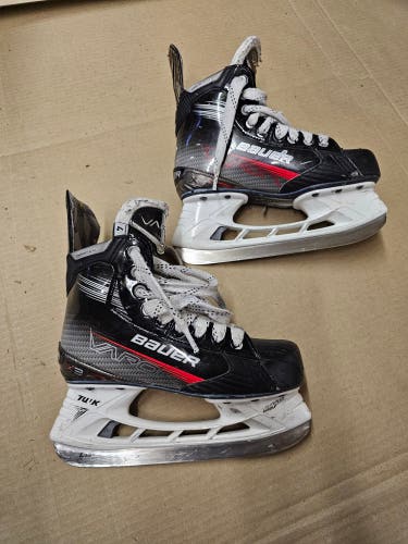 2024 Bauer Vapor X3 Hockey Skates Regular Width Size 4 (Used)