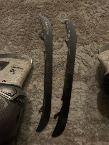 2024 Bauer Vapor X5 Pro Hockey Skates Regular Width Size 3 (Used)