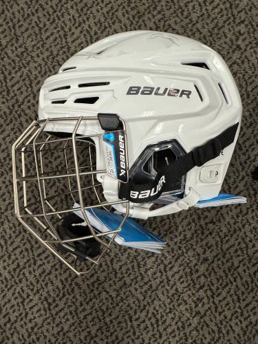 Medium Bauer Re-Akt 155 Helmet (New) combo