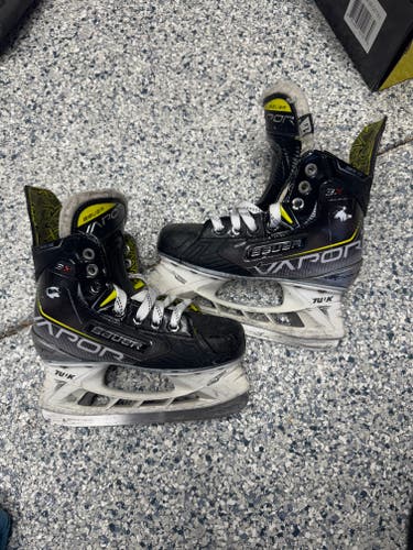 Bauer Vapor 3X Hockey Skates Regular Width Size 1.5 (Used)