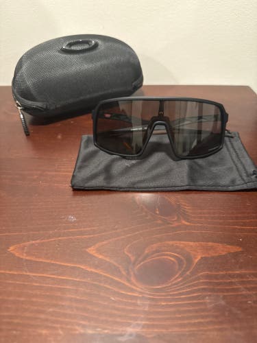 Unisex One Size Fits All Oakley Sunglasses (Used)