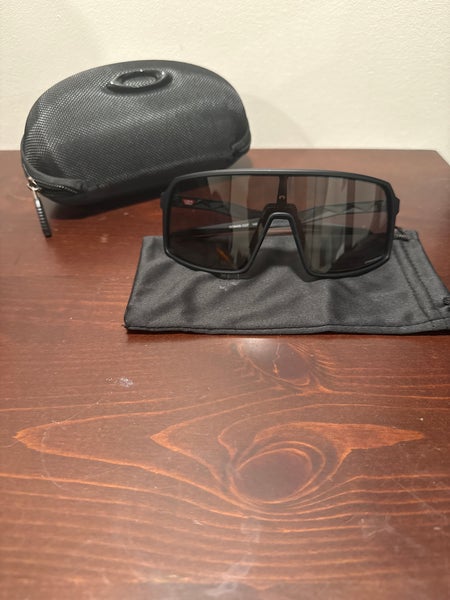 Unisex One Size Fits All Oakley Sunglasses (Used)