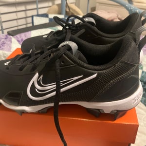 Black Unisex 5Y (Big Kids / Youth) Youth Nike Mid Top Turf Cleats (Used)