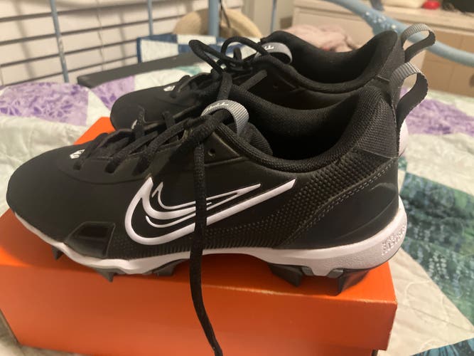 Black Unisex 5Y (Big Kids / Youth) Youth Nike Mid Top Turf Cleats (Used)