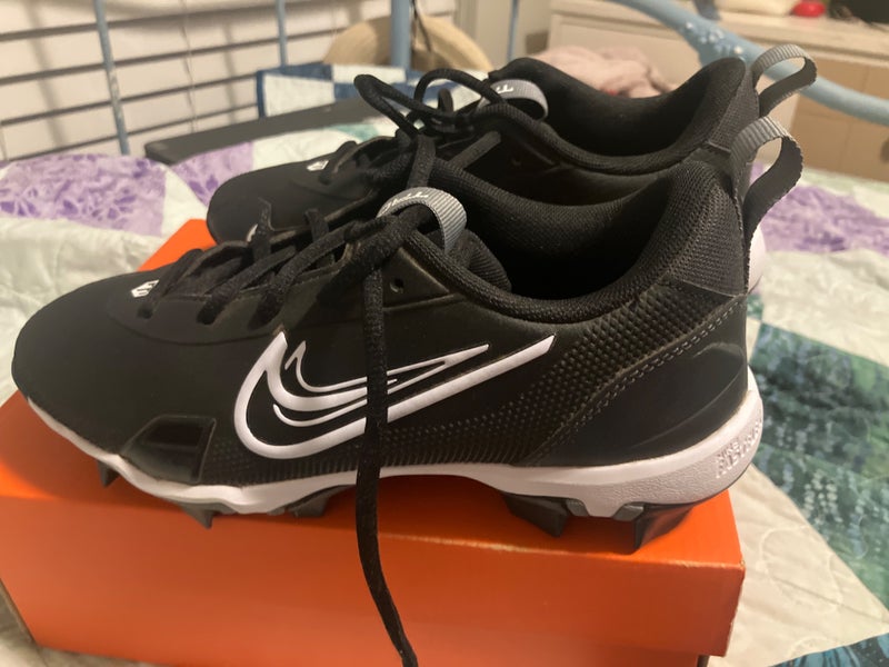 Black Unisex 5Y (Big Kids / Youth) Youth Nike Mid Top Turf Cleats (Used)