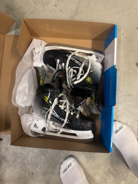 Bauer Vapor Hyperlite 2 Hockey Skates 7 (Used)