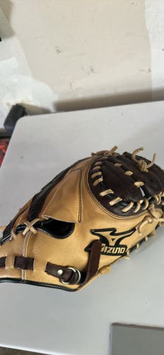 Mizuno RH Catcher's Baseball Glove 33" (Used)