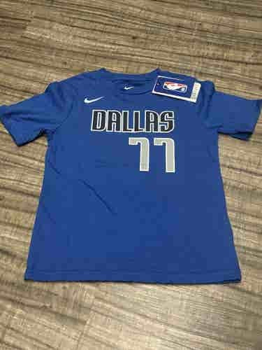 Nike Dallas Mavericks NBA Luka Doncic #77 Short Sleeve Shirt, Size Youth Medium (5-6)