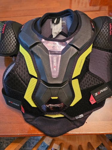 New Junior Medium Bauer Vapor 3X Pro Shoulder Pads