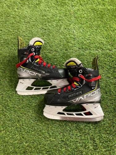 Youth Bauer Vapor 3X Hockey Skates Regular Width 12.5 (Used)