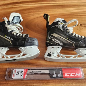 2023 CCM Classic SE Hockey Skates Regular Width Size 4 (Used)