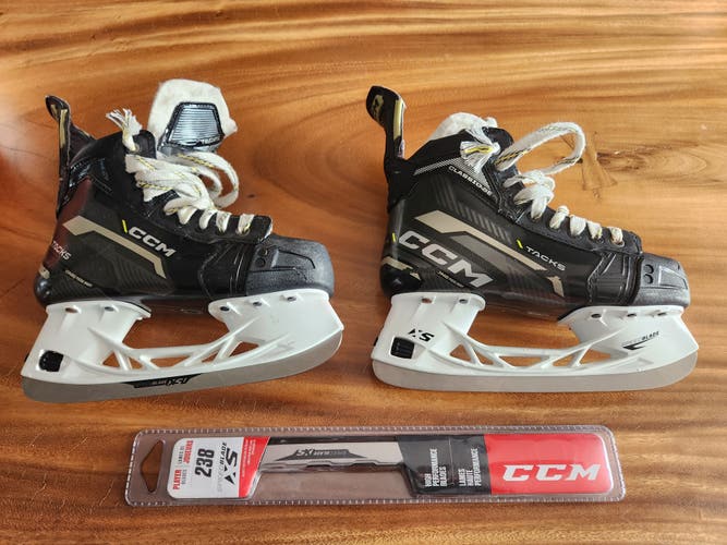 2023 CCM Classic SE Hockey Skates Regular Width Size 4 (Used)