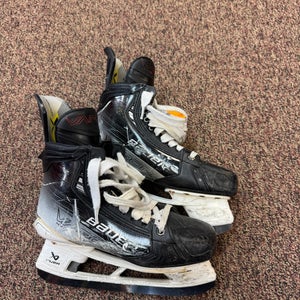 2023 Bauer Vapor Hyperlite 2 Hockey Skates 8.5 (Used)