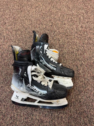 2023 Bauer Vapor Hyperlite 2 Hockey Skates 8.5 (Used)