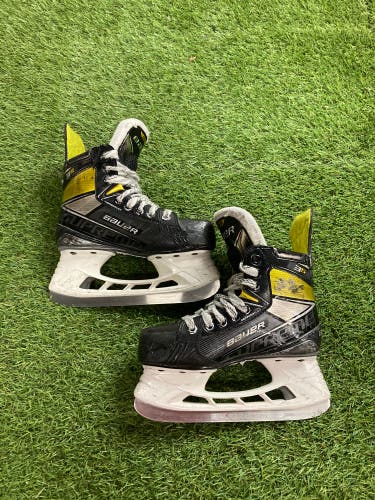 Junior Bauer Supreme 3S Hockey Skates Regular Width Size 2 (Used)