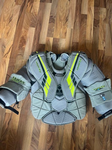 Large  Vaughn VE8 Pro Carbon Goalie Chest Protector (Used)