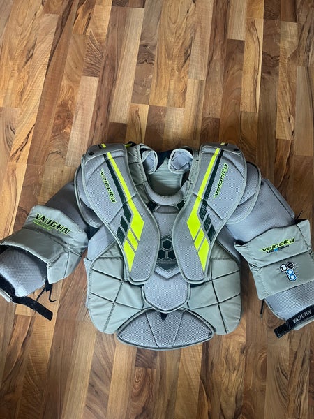 Large  Vaughn VE8 Pro Carbon Goalie Chest Protector (Used)