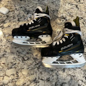 2024 Bauer Supreme M5 Pro Hockey Skates Regular Width 10.5 (Used)