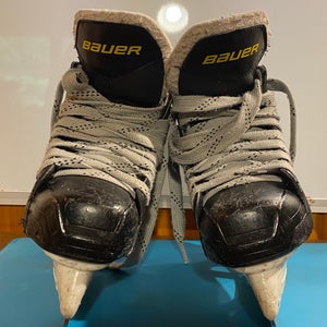 Bauer Supreme S140 Hockey Skates Size 2 (Used)