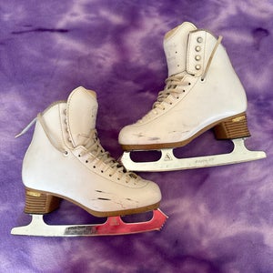 White Jackson Ultima Freestyle Figure Skates Adult 4 (Used)