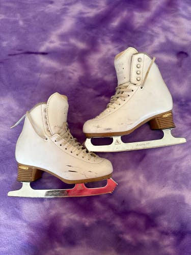White Jackson Ultima Freestyle Figure Skates Adult 4 (Used)