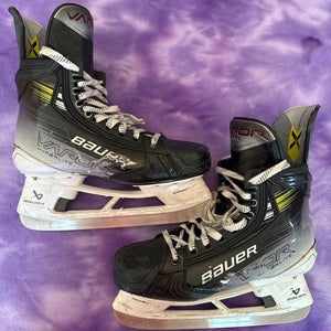 Senior Bauer Vapor Hyperlite 2 Hockey Skates Regular Width 7.5 (Used)