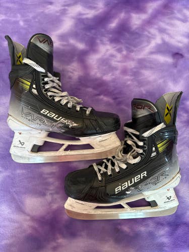 Senior Bauer Vapor Hyperlite 2 Hockey Skates Regular Width 7.5 (Used)