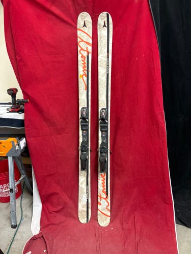 Skis: Atomic Sugar Daddy skis. 183cm
Binding: Rossignol
Binding Range: 258-386mm
All-Mountain , 102