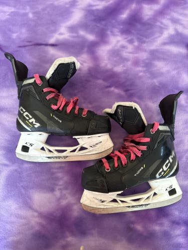 Junior CCM Classic Hockey Skates Regular Width Size 1 (Used)