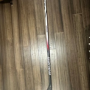 Senior Bauer Vapor Hyperlite 2 Right Handed Hockey Stick P28 (Used)