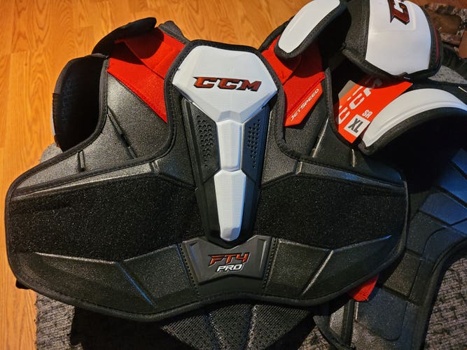 Men's XL Senior CCM Ft4 Shoulder Pads (New)